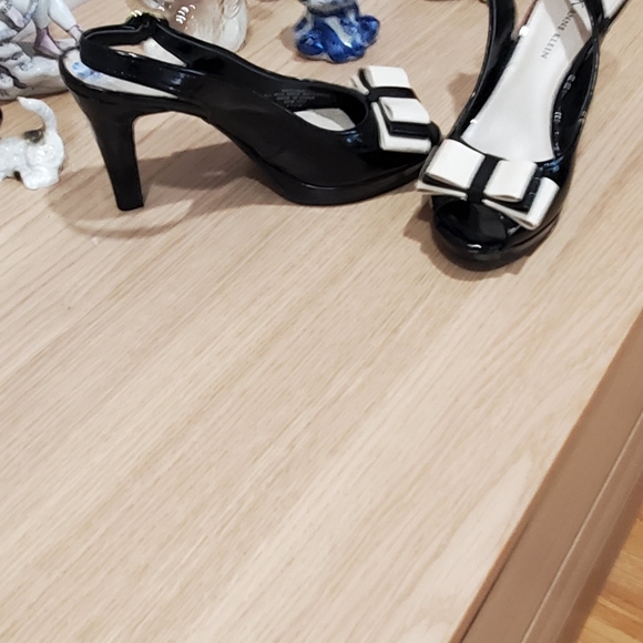 Anne Klein black patent leather open toe slingback with bow - Picture 2 of 11